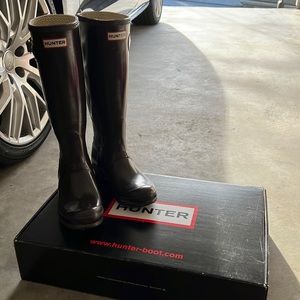 Lightly used Hunter original gloss tall rain boots in butter chocolate, Size 7